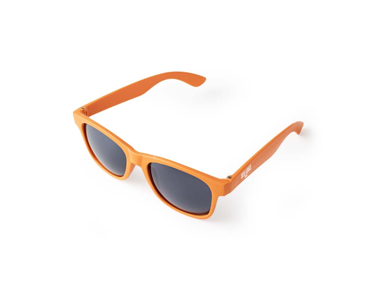 Óculos de sol confeccionado em material plástico, oferecendo leveza e resistência para uso diário. Ideal para proteção ocular em ambientes externos.