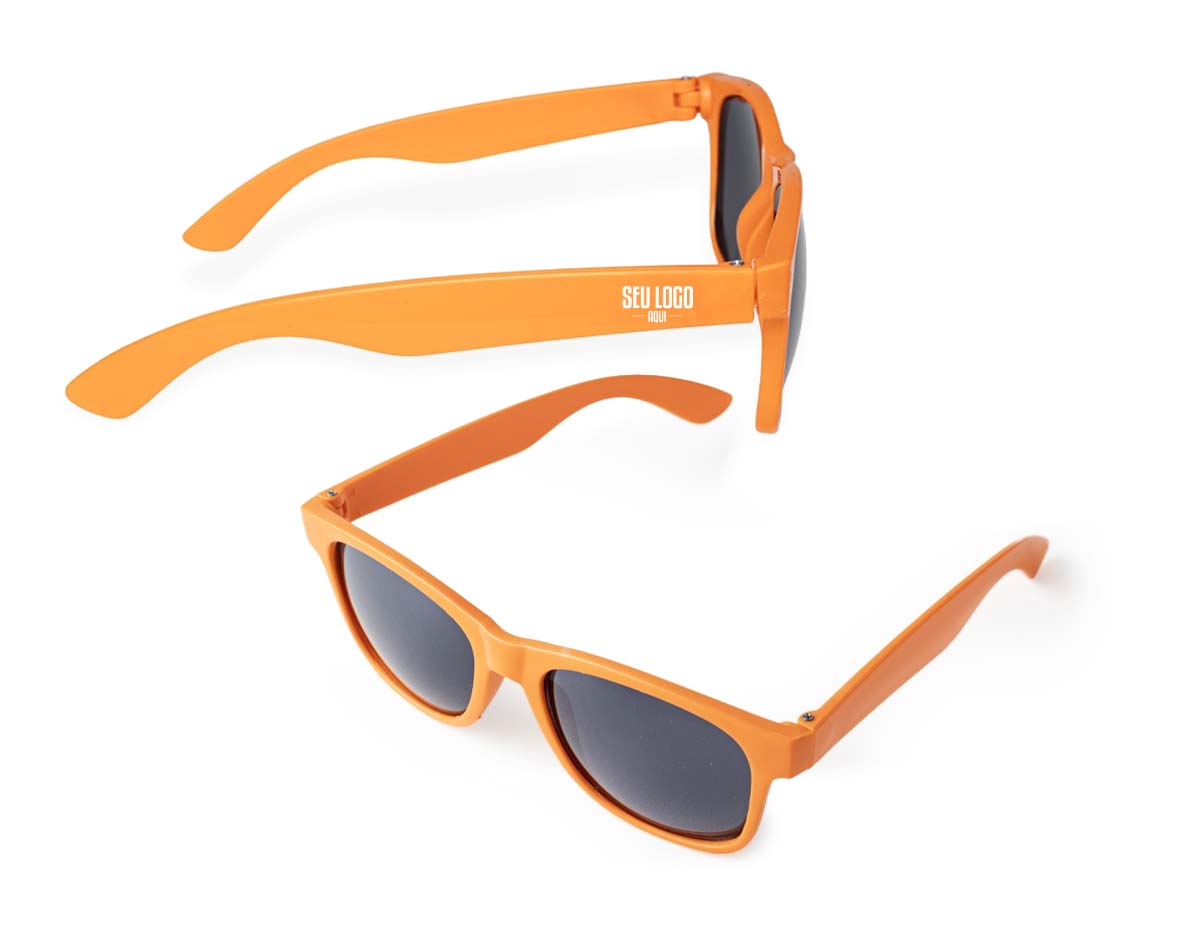 Óculos de sol confeccionado em material plástico, oferecendo leveza e resistência para uso diário. Ideal para proteção ocular em ambientes externos.