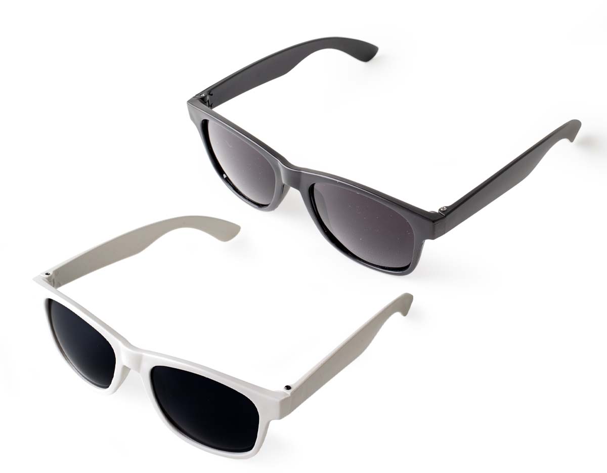 Óculos de sol confeccionado em material plástico, oferecendo leveza e resistência para uso diário. Ideal para proteção ocular em ambientes externos.