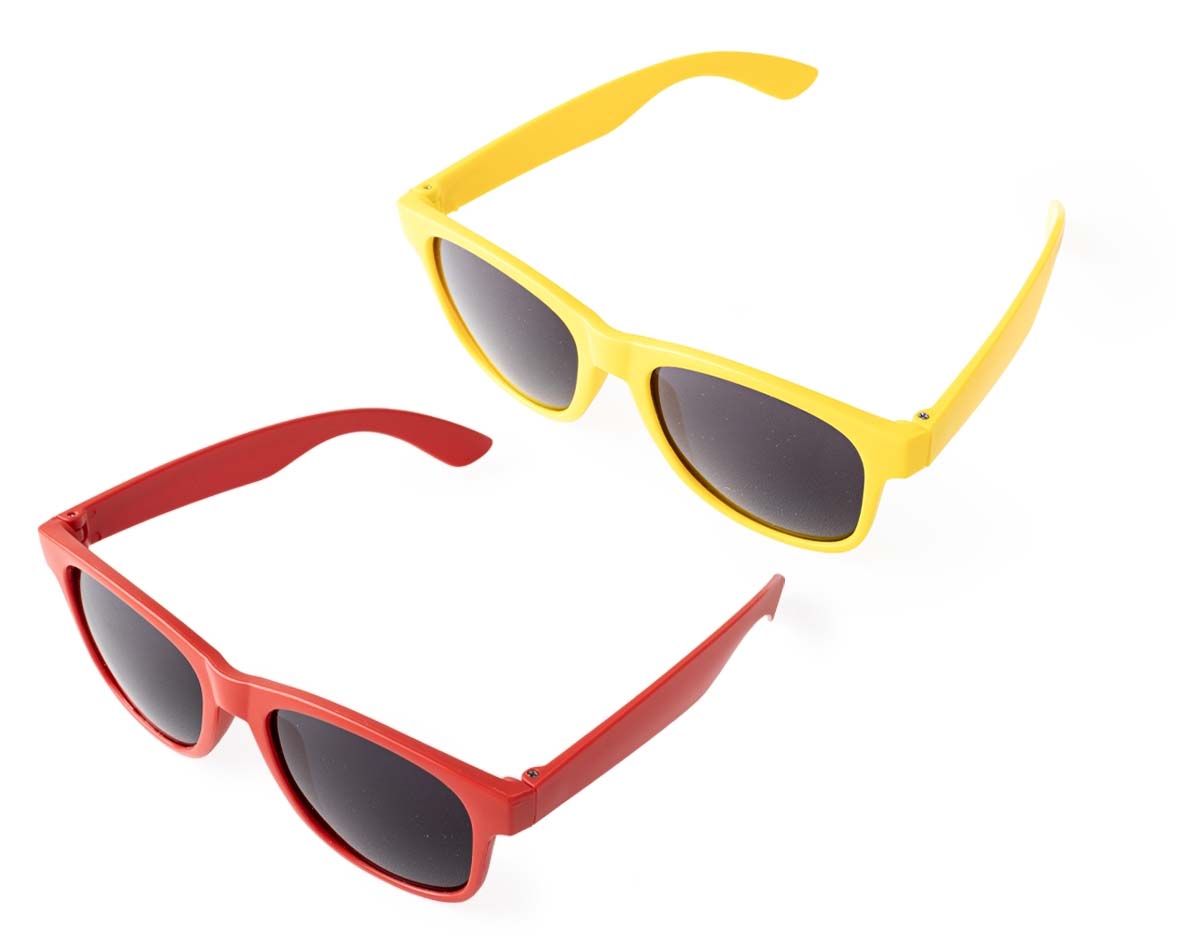 Óculos de sol confeccionado em material plástico, oferecendo leveza e resistência para uso diário. Ideal para proteção ocular em ambientes externos.
