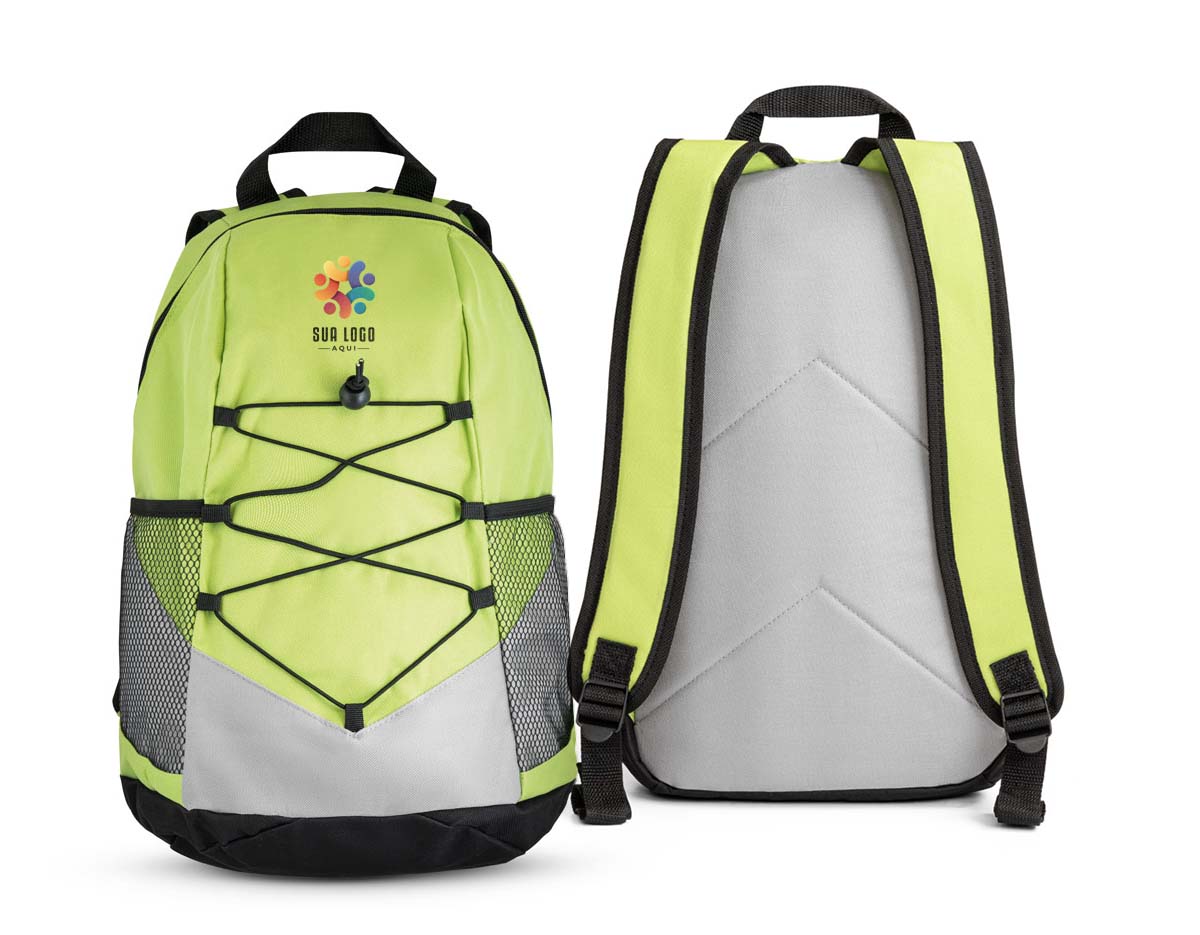 Versátil e resistente, esta mochila confeccionada em poliéster 600D é ideal para o dia a dia ou pequenas viagens. Conta com bolsos laterais em tela mesh, perfeitos para garrafas ou itens de acesso rápido, além de um bolso interno que ajuda na organização. As alças e a parte posterior são almofadadas, garantindo maior conforto mesmo em longos períodos de uso.