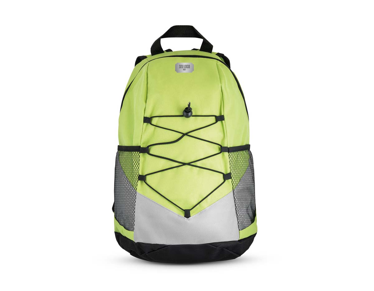 Versátil e resistente, esta mochila confeccionada em poliéster 600D é ideal para o dia a dia ou pequenas viagens. Conta com bolsos laterais em tela mesh, perfeitos para garrafas ou itens de acesso rápido, além de um bolso interno que ajuda na organização. As alças e a parte posterior são almofadadas, garantindo maior conforto mesmo em longos períodos de uso.