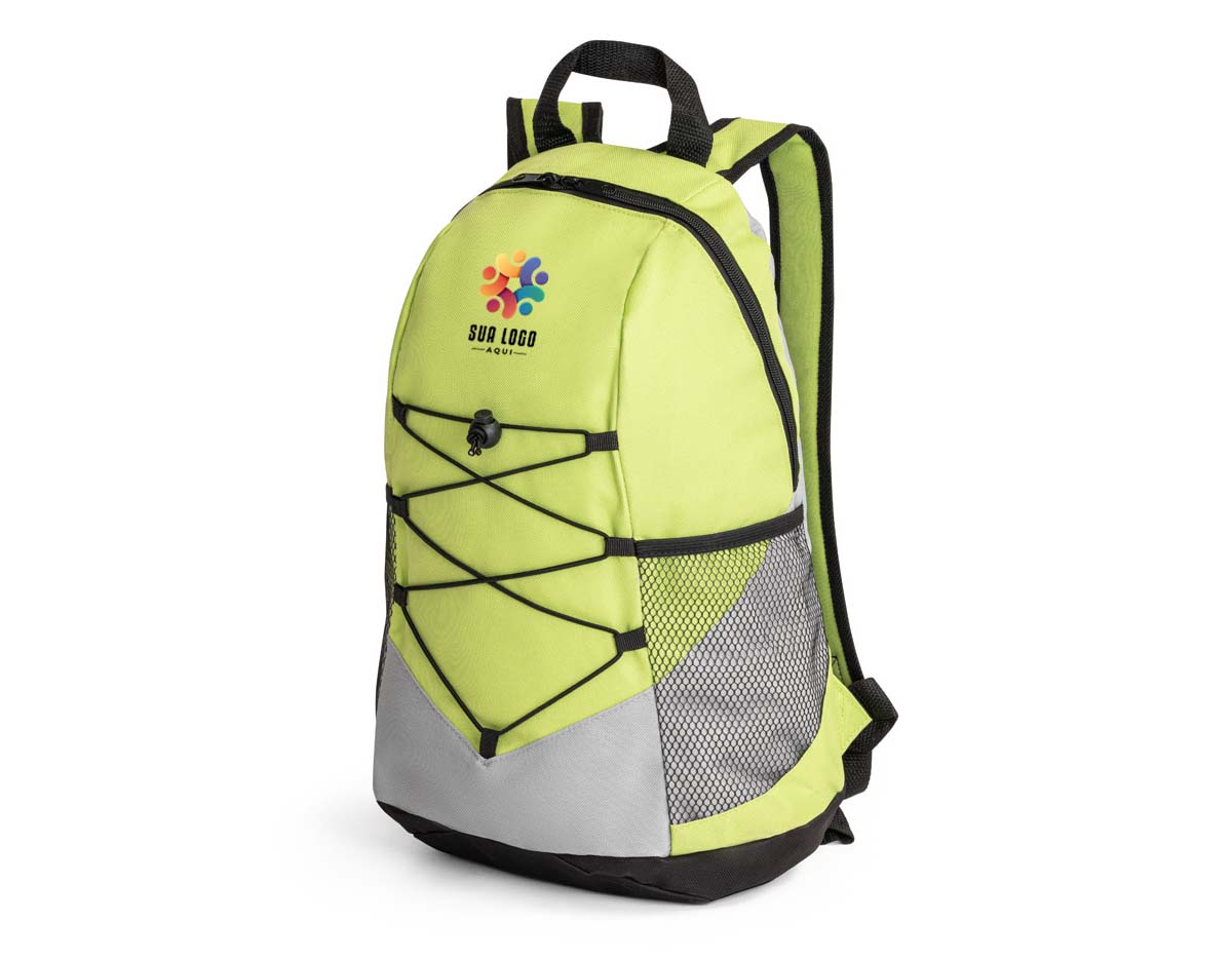 Versátil e resistente, esta mochila confeccionada em poliéster 600D é ideal para o dia a dia ou pequenas viagens. Conta com bolsos laterais em tela mesh, perfeitos para garrafas ou itens de acesso rápido, além de um bolso interno que ajuda na organização. As alças e a parte posterior são almofadadas, garantindo maior conforto mesmo em longos períodos de uso.