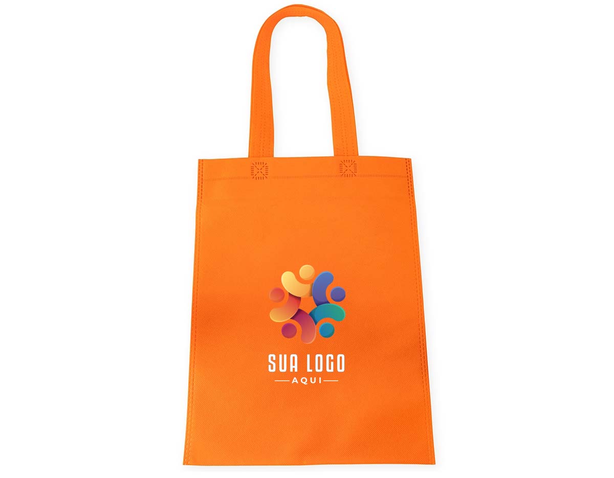 Uma substituta à altura para as sacolas plásticas por gerar menos impacto ao meio ambiente, esta sacola de TNT resistente à água com par de alças permite carregar itens leves do dia a dia ou ainda kits para eventos e campanhas promocionais. Possui costura termosselada que oferece ainda mais resistência e segurança à sacola, tornando-a ainda mais durável.