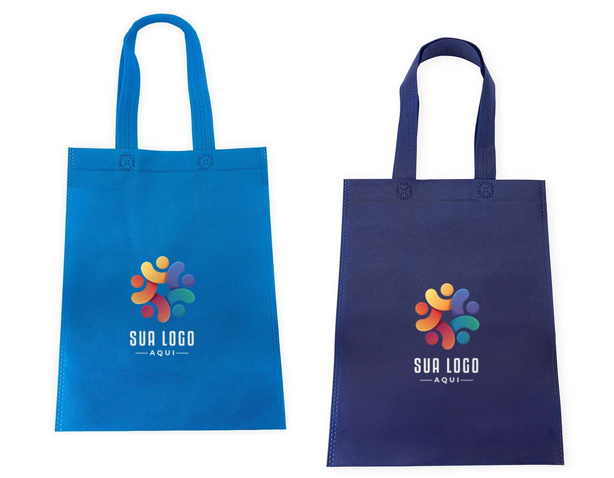 Uma substituta à altura para as sacolas plásticas por gerar menos impacto ao meio ambiente, esta sacola de TNT resistente à água com par de alças permite carregar itens leves do dia a dia ou ainda kits para eventos e campanhas promocionais. Possui costura termosselada que oferece ainda mais resistência e segurança à sacola, tornando-a ainda mais durável.