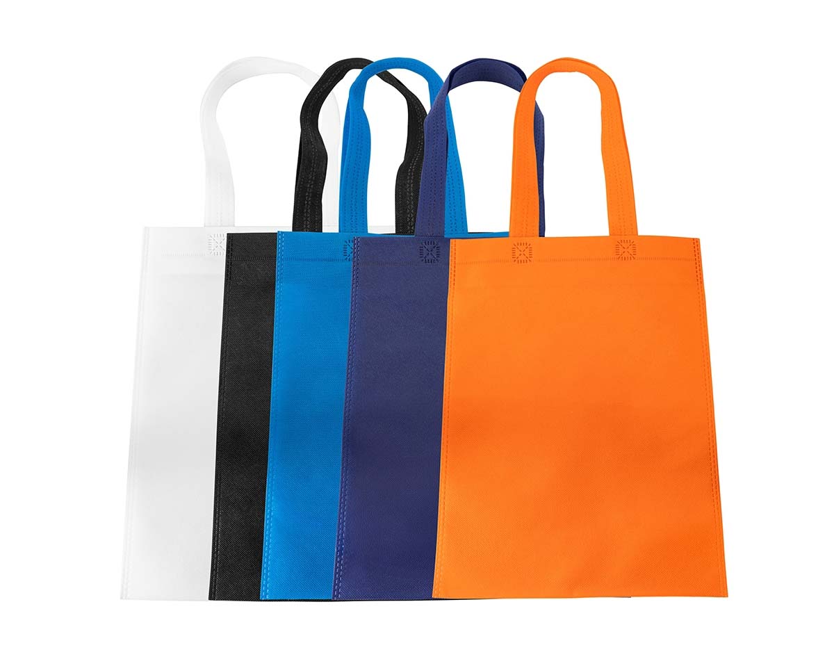 Uma substituta à altura para as sacolas plásticas por gerar menos impacto ao meio ambiente, esta sacola de TNT resistente à água com par de alças permite carregar itens leves do dia a dia ou ainda kits para eventos e campanhas promocionais. Possui costura termosselada que oferece ainda mais resistência e segurança à sacola, tornando-a ainda mais durável.