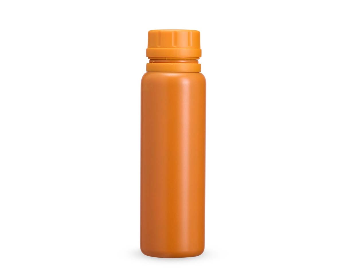 Garrafa térmica de inox com capacidade de 800ml. Conta com parede dupla que conserva a temperatura por mais tempo. Possui tampa rosqueável com alça de silicone embutida e sistema antivazamento com anel interno, oferecendo praticidade e segurança no transporte de bebidas.