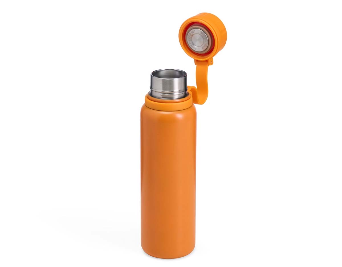 Garrafa térmica de inox com capacidade de 800ml. Conta com parede dupla que conserva a temperatura por mais tempo. Possui tampa rosqueável com alça de silicone embutida e sistema antivazamento com anel interno, oferecendo praticidade e segurança no transporte de bebidas.