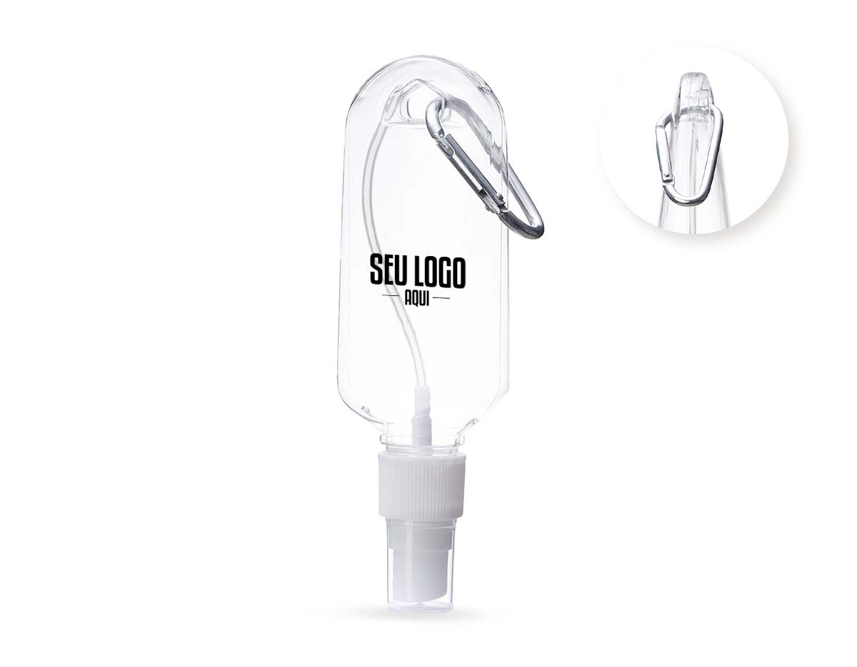 Frasco plástico spray com capacidade de 100ml, contém tampa branca com encaixe rosqueável e acompanha chaveiro mosquetão para transporte.