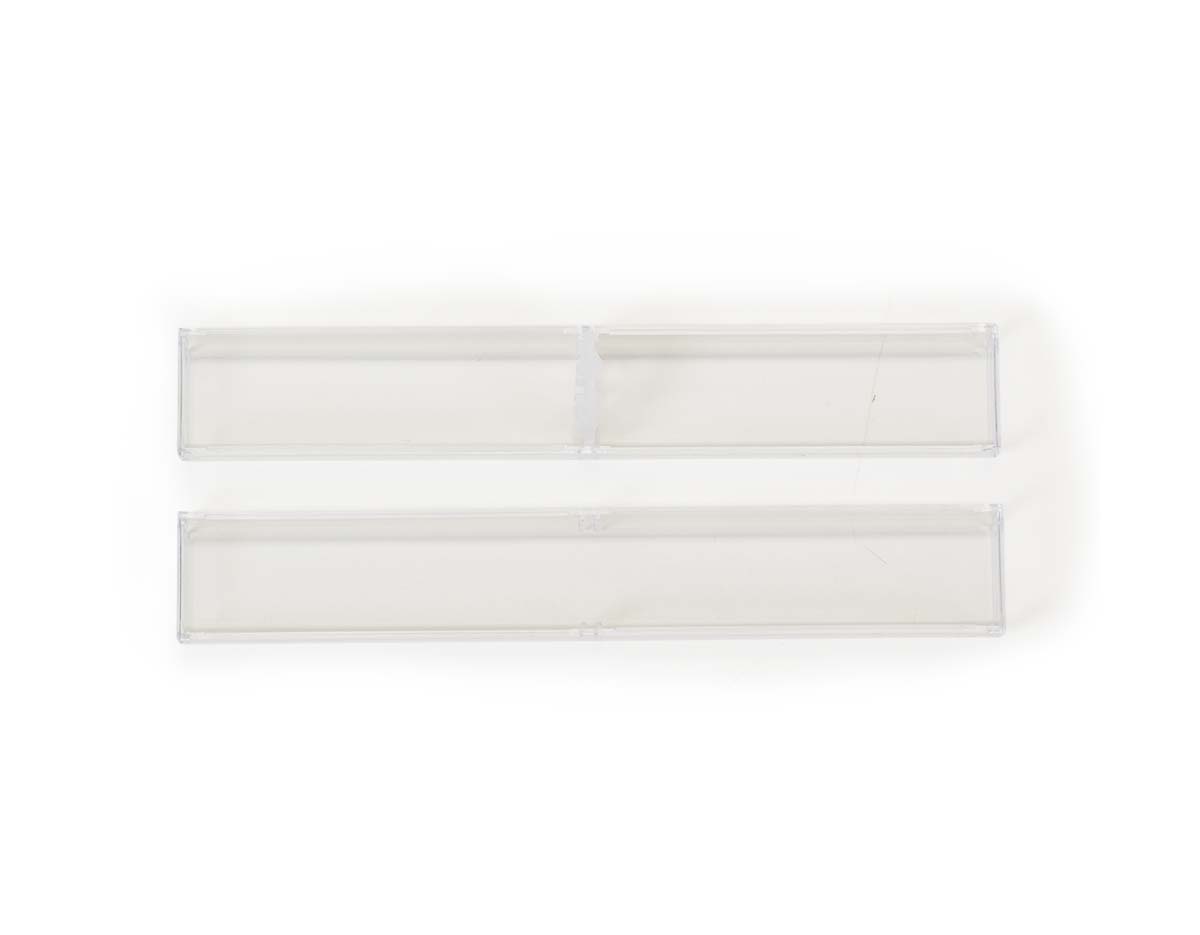 Tubo retangular em acrílico transparente, ideal para apresentação ou armazenamento de canetas. Possui anel central emborrachado que sustenta e encaixa firmemente a caneta, garantindo proteção e um visual elegante. Perfeito para brindes corporativos, kits personalizados ou exposição de produtos com estilo.
