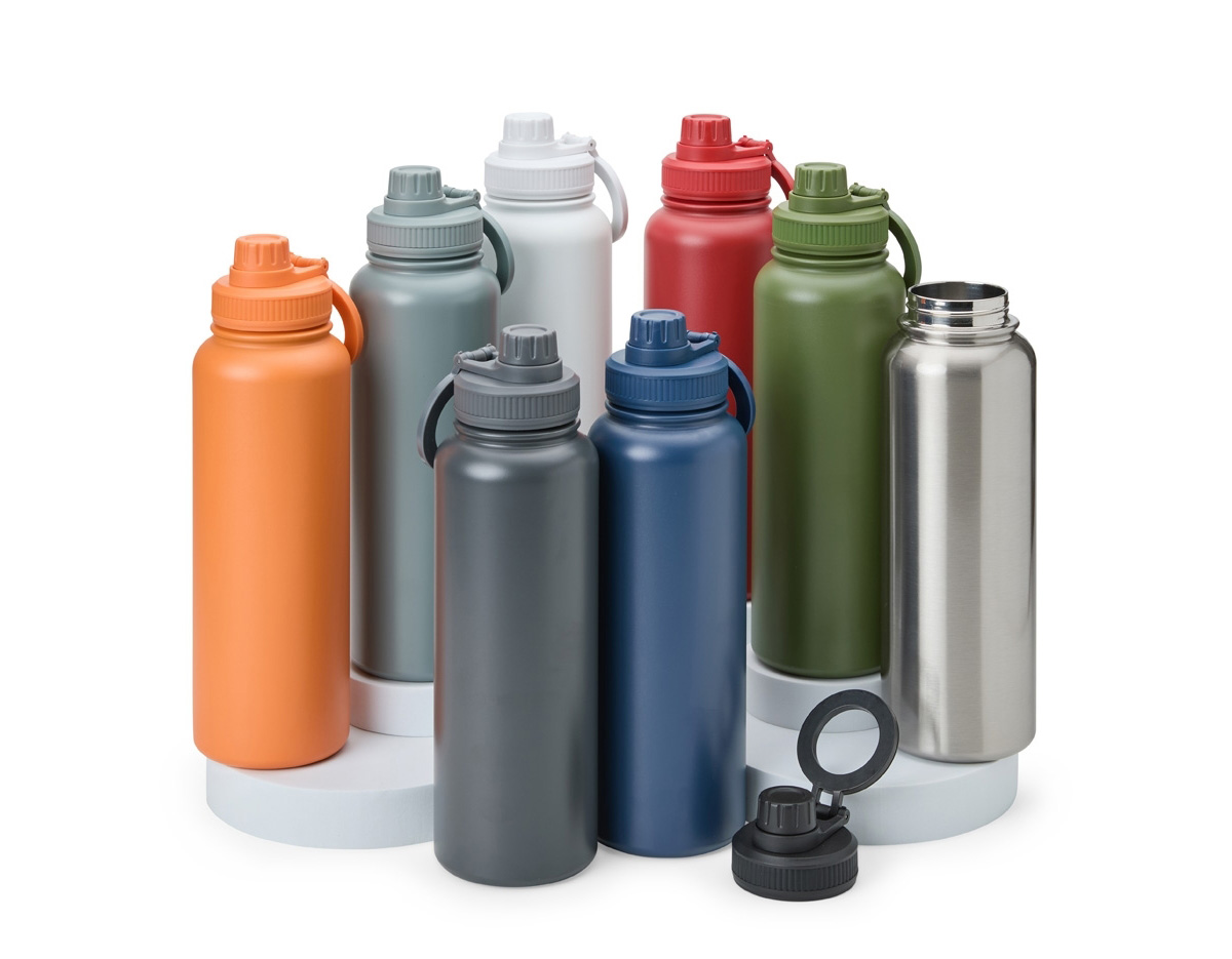 Garrafa térmica de inox com capacidade de até 1,2 litro. Possui pintura eletrostática durável, parede dupla com isolamento a vácuo e tampa rosqueável, que ajudam a conservar a temperatura e evitar vazamentos. Acompanha alça circular magnética compatível com iPhones da Apple.