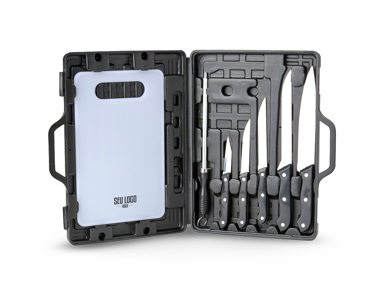 Um kit completo para ajudar na preparação de um churrasco inteiro e deixar o momento de confraternização ainda melhor. Este conjunto traz 7 itens, incluindo 1 tábua em plástico, 1 chaira em aço inox, e 5 facas em tamanhos diferentes do mesmo material: 1 faca de legumes (com 3 polegadas de lâmina), 1 faca de cozinha (com lâmina de 4 polegadas), 1 faca de desossar (com lâmina de 5 polegadas), 1 faca trinchante (com lâmina de 7 polegadas) e 1 faca peixeira (com lâmina de 8 polegadas). Tudo isso acompanhada por uma elegante maleta para facilitar a organização e o transporte do kit.