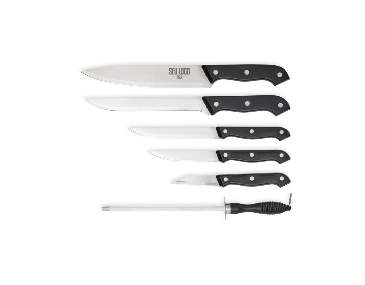 Um kit completo para ajudar na preparação de um churrasco inteiro e deixar o momento de confraternização ainda melhor. Este conjunto traz 7 itens, incluindo 1 tábua em plástico, 1 chaira em aço inox, e 5 facas em tamanhos diferentes do mesmo material: 1 faca de legumes (com 3 polegadas de lâmina), 1 faca de cozinha (com lâmina de 4 polegadas), 1 faca de desossar (com lâmina de 5 polegadas), 1 faca trinchante (com lâmina de 7 polegadas) e 1 faca peixeira (com lâmina de 8 polegadas). Tudo isso acompanhada por uma elegante maleta para facilitar a organização e o transporte do kit.