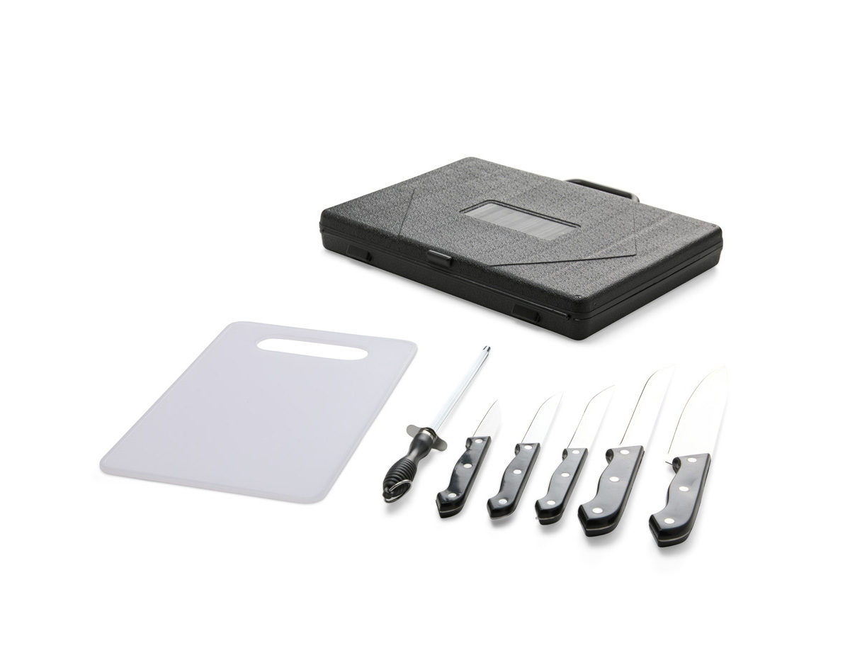 Um kit completo para ajudar na preparação de um churrasco inteiro e deixar o momento de confraternização ainda melhor. Este conjunto traz 7 itens, incluindo 1 tábua em plástico, 1 chaira em aço inox, e 5 facas em tamanhos diferentes do mesmo material: 1 faca de legumes (com 3 polegadas de lâmina), 1 faca de cozinha (com lâmina de 4 polegadas), 1 faca de desossar (com lâmina de 5 polegadas), 1 faca trinchante (com lâmina de 7 polegadas) e 1 faca peixeira (com lâmina de 8 polegadas). Tudo isso acompanhada por uma elegante maleta para facilitar a organização e o transporte do kit.