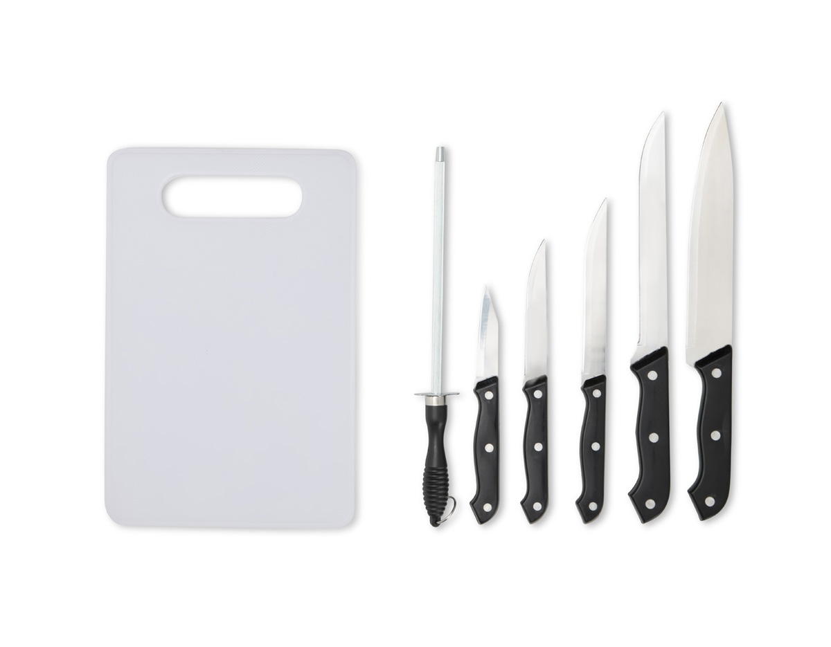Um kit completo para ajudar na preparação de um churrasco inteiro e deixar o momento de confraternização ainda melhor. Este conjunto traz 7 itens, incluindo 1 tábua em plástico, 1 chaira em aço inox, e 5 facas em tamanhos diferentes do mesmo material: 1 faca de legumes (com 3 polegadas de lâmina), 1 faca de cozinha (com lâmina de 4 polegadas), 1 faca de desossar (com lâmina de 5 polegadas), 1 faca trinchante (com lâmina de 7 polegadas) e 1 faca peixeira (com lâmina de 8 polegadas). Tudo isso acompanhada por uma elegante maleta para facilitar a organização e o transporte do kit.