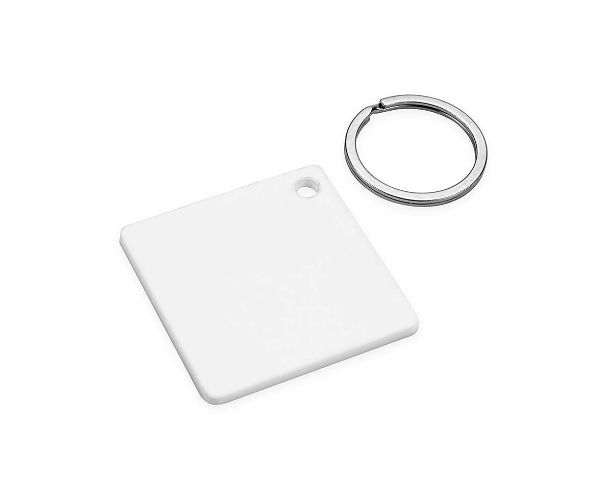 Chaveiro de acrílico em formato quadrado, frente, verso liso. Possui prendedor de plástico que conecta a argola metálica.