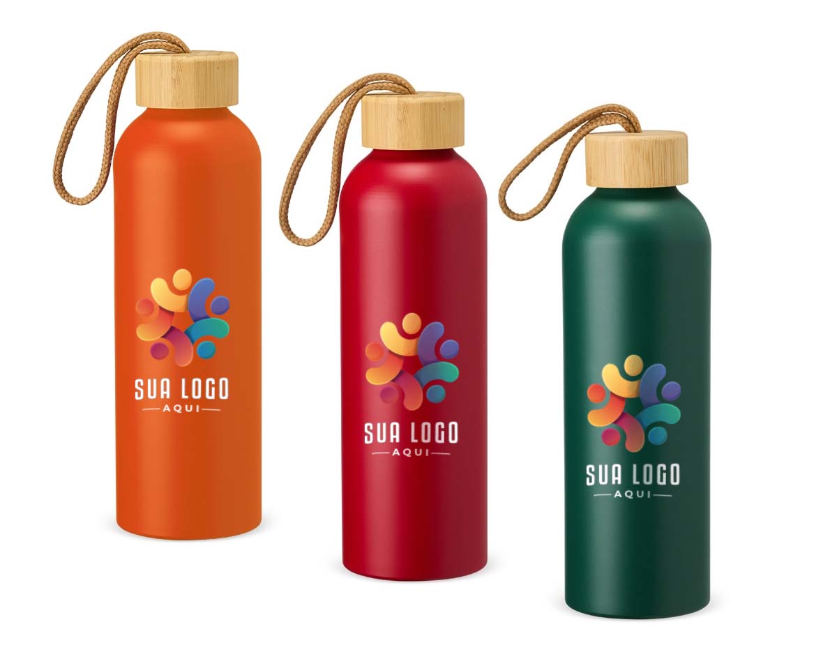 Garrafa de alumínio com capacidade de até 800ml. Feita com material de alta resistência, é uma opção prática para o dia a dia. Além disso, possui tampa rosqueável de bambu com uma alça de corda do mesmo material para facilitar o transporte.