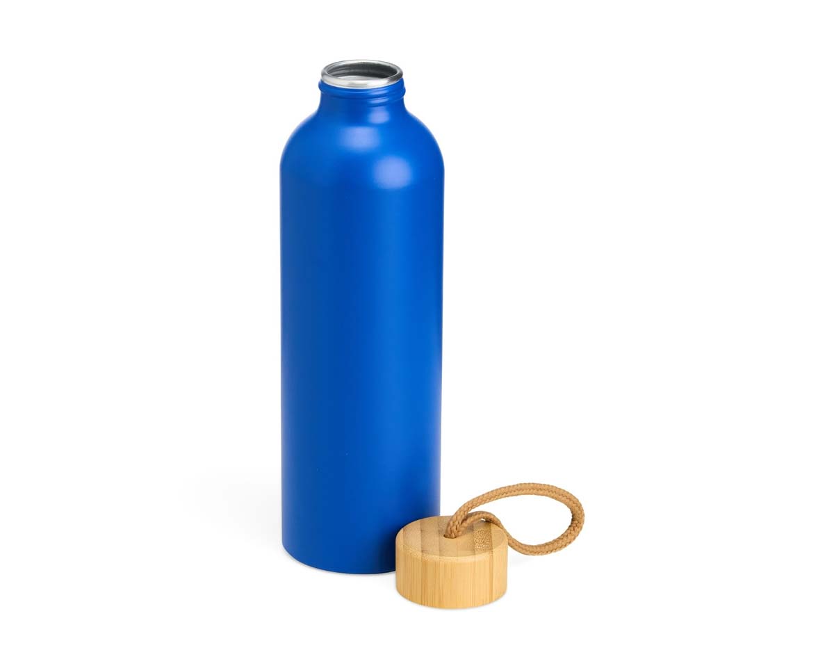 Garrafa de alumínio com capacidade de até 800ml. Feita com material de alta resistência, é uma opção prática para o dia a dia. Além disso, possui tampa rosqueável de bambu com uma alça de corda do mesmo material para facilitar o transporte.
