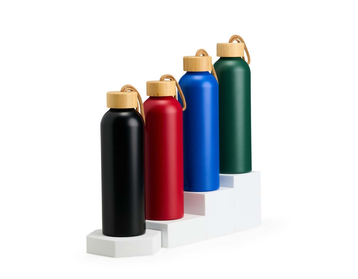 Garrafa de alumínio com capacidade de até 800ml. Feita com material de alta resistência, é uma opção prática para o dia a dia. Além disso, possui tampa rosqueável de bambu com uma alça de corda do mesmo material para facilitar o transporte.