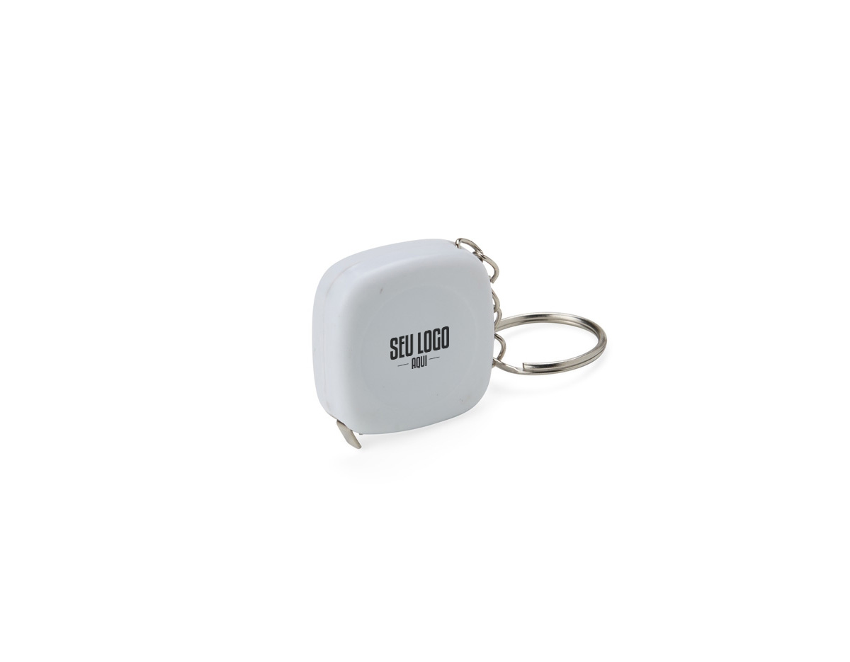 Um chaveiro trena de plástico é ideal para quem gosta de tudo sob medida. Sua fita de aço tem o alcance de até 1 metro, além de apresentar suas medidas em pés e polegadas, o que a torna um item versátil para fazer medições mais simples no dia a dia. Conta ainda com uma argola de metal para encaixar chaves ou conectar a outro chaveiro.