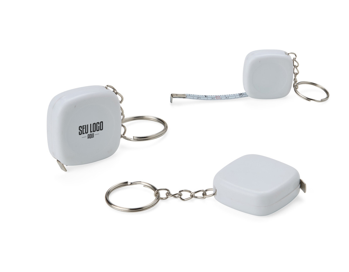 Um chaveiro trena de plástico é ideal para quem gosta de tudo sob medida. Sua fita de aço tem o alcance de até 1 metro, além de apresentar suas medidas em pés e polegadas, o que a torna um item versátil para fazer medições mais simples no dia a dia. Conta ainda com uma argola de metal para encaixar chaves ou conectar a outro chaveiro.