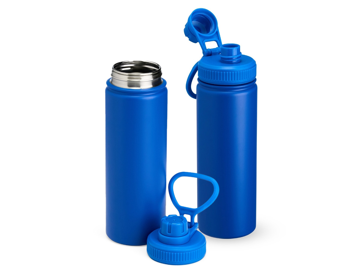 Uma garrafa leve e prática que também combina com todos os ambientes. Com capacidade de até 750ml, esta garrafa inox conta com uma pintura eletrostática, que garante uma cor duradoura e acabamento de maior qualidade e resistência. Sua tampa de plástico é rosqueável e conta com uma proteção no bocal e uma alça flexível, unindo cuidado e agilidade para o dia a dia.