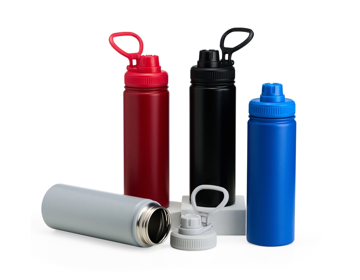 Uma garrafa leve e prática que também combina com todos os ambientes. Com capacidade de até 750ml, esta garrafa inox conta com uma pintura eletrostática, que garante uma cor duradoura e acabamento de maior qualidade e resistência. Sua tampa de plástico é rosqueável e conta com uma proteção no bocal e uma alça flexível, unindo cuidado e agilidade para o dia a dia.