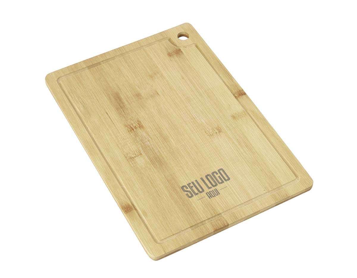 Tábua de corte produzida em bambu natural, resistente e ecológica, ideal para o preparo de alimentos. Possui canaleta perimetral, que evita o escorrimento de líquidos durante o corte, e furo de acesso para gancho, facilitando o armazenamento em ganchos de parede ou trilhos.