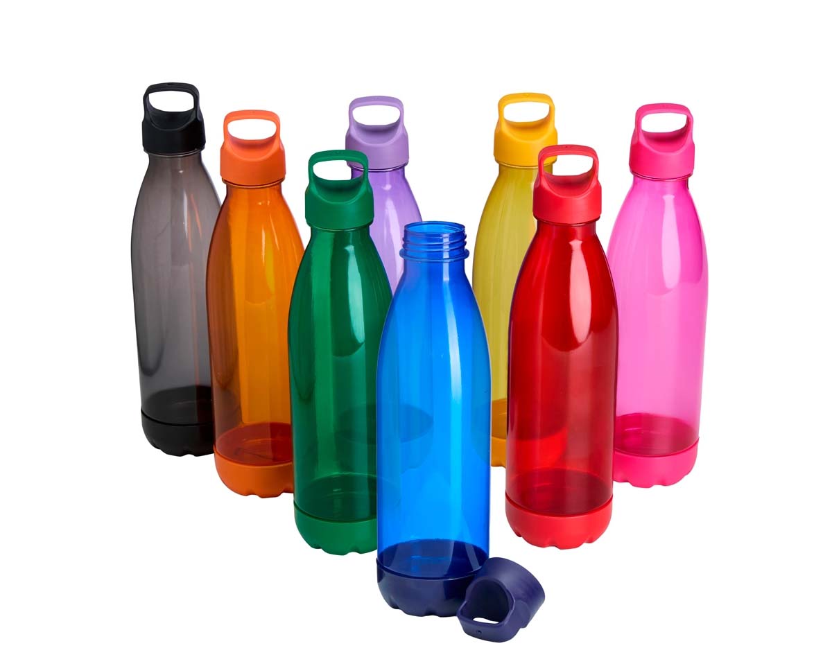 Toda boa rotina de hidratação pede por uma boa garrafa para acompanhar cada jornada. Com capacidade de até 680ml e feita em PVC, esta garrafa é uma opção sob medida para quem está sempre em movimento. Sua tampa rosqueável é feita em plástico ABS com alça fixa para facilitar o transporte ou mantê-la pendurada em algo. Além disso, ela conta com fundo removível para facilitar a higiene e diminuir o contato direto com sujeiras.