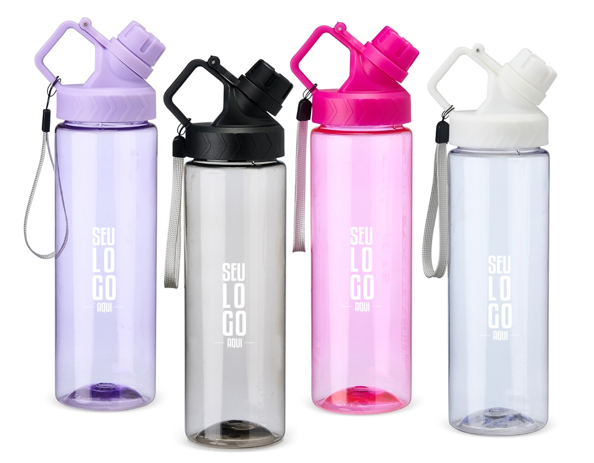 Squeeze de plástico com capacidade máxima de até 750ml. Com tampa rosqueável e articulada, o squeeze acompanha uma alça de nylon para facilitar o transporte, tornando-a uma peça prática e indispensável para uma hidratação regular para o dia a dia.