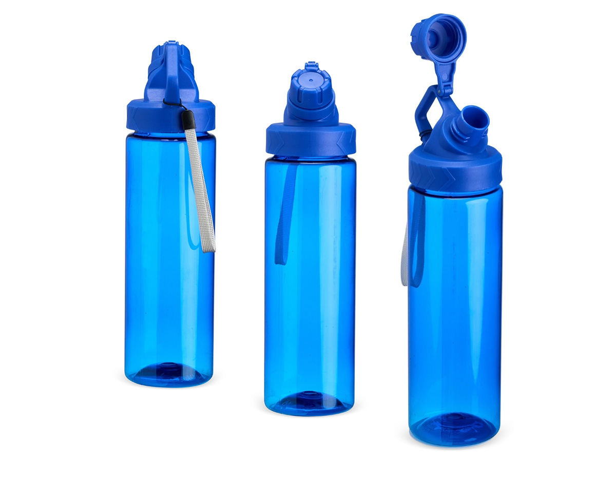 Squeeze de plástico com capacidade máxima de até 750ml. Com tampa rosqueável e articulada, o squeeze acompanha uma alça de nylon para facilitar o transporte, tornando-a uma peça prática e indispensável para uma hidratação regular para o dia a dia.