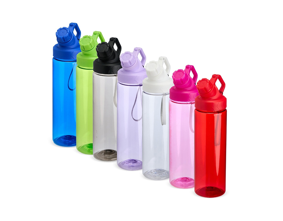 Squeeze de plástico com capacidade máxima de até 750ml. Com tampa rosqueável e articulada, o squeeze acompanha uma alça de nylon para facilitar o transporte, tornando-a uma peça prática e indispensável para uma hidratação regular para o dia a dia.