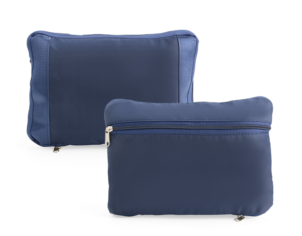 Uma bolsa que leva em conta as necessidades de quem espera por mais praticidade. Feita em poliéster impermeável e com capacidade máxima expansível em até 25 litros através do compartimento inferior fechada em zíper, é uma ótima opção para viagens de curta ou longa distância. Além do amplo espaço, ela conta com dois bolsos externos, incluindo um bolso com espaço para o encaixe de alças de malas de viagem e, com isso, é possível criar combinações práticas em deslocamentos. Ainda é possível dobrar a bolsa enquanto vazia para guarda-la em malas ou caixas. Acompanha duas alças transversais fixas.