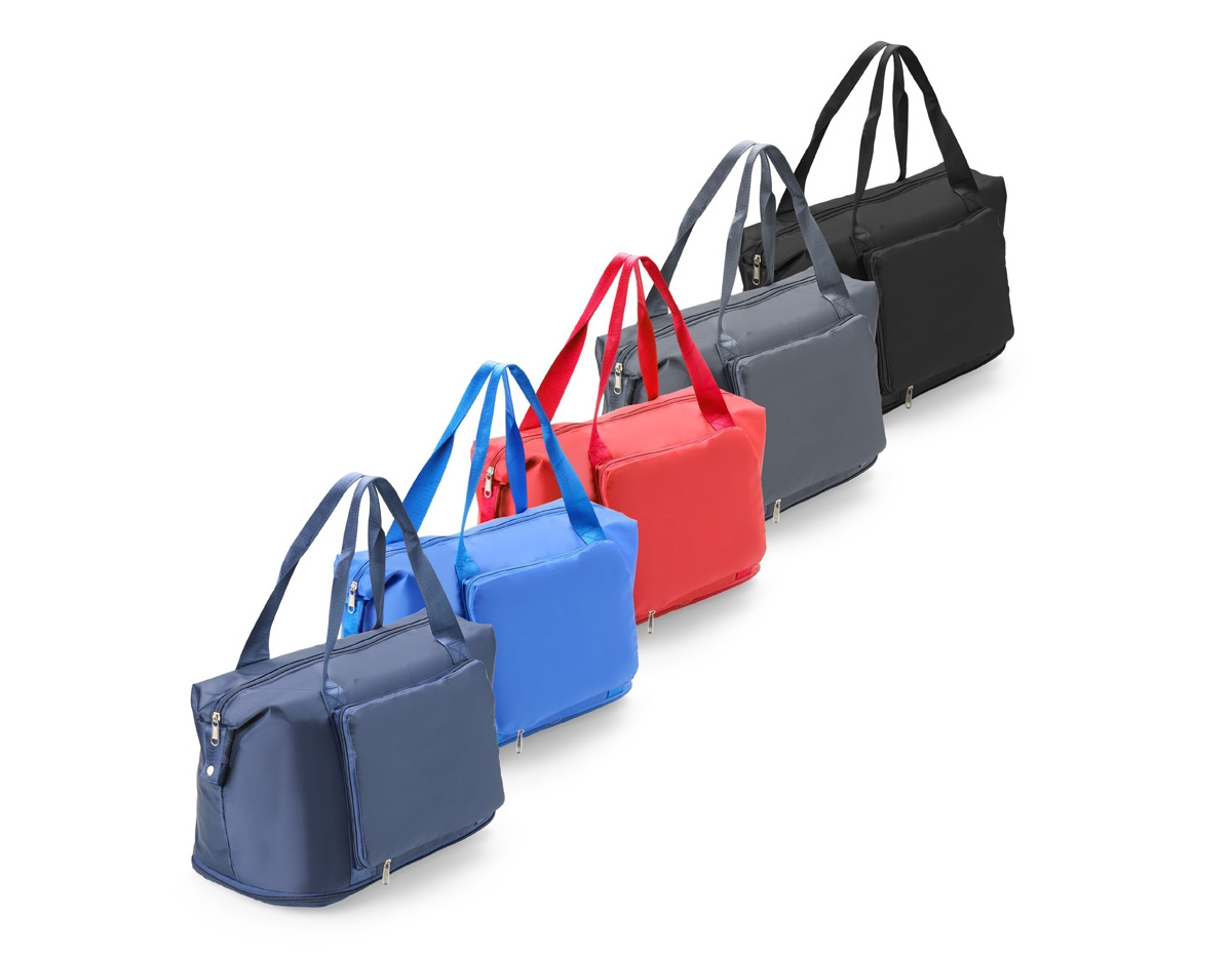 Uma bolsa que leva em conta as necessidades de quem espera por mais praticidade. Feita em poliéster impermeável e com capacidade máxima expansível em até 25 litros através do compartimento inferior fechada em zíper, é uma ótima opção para viagens de curta ou longa distância. Além do amplo espaço, ela conta com dois bolsos externos, incluindo um bolso com espaço para o encaixe de alças de malas de viagem e, com isso, é possível criar combinações práticas em deslocamentos. Ainda é possível dobrar a bolsa enquanto vazia para guarda-la em malas ou caixas. Acompanha duas alças transversais fixas.