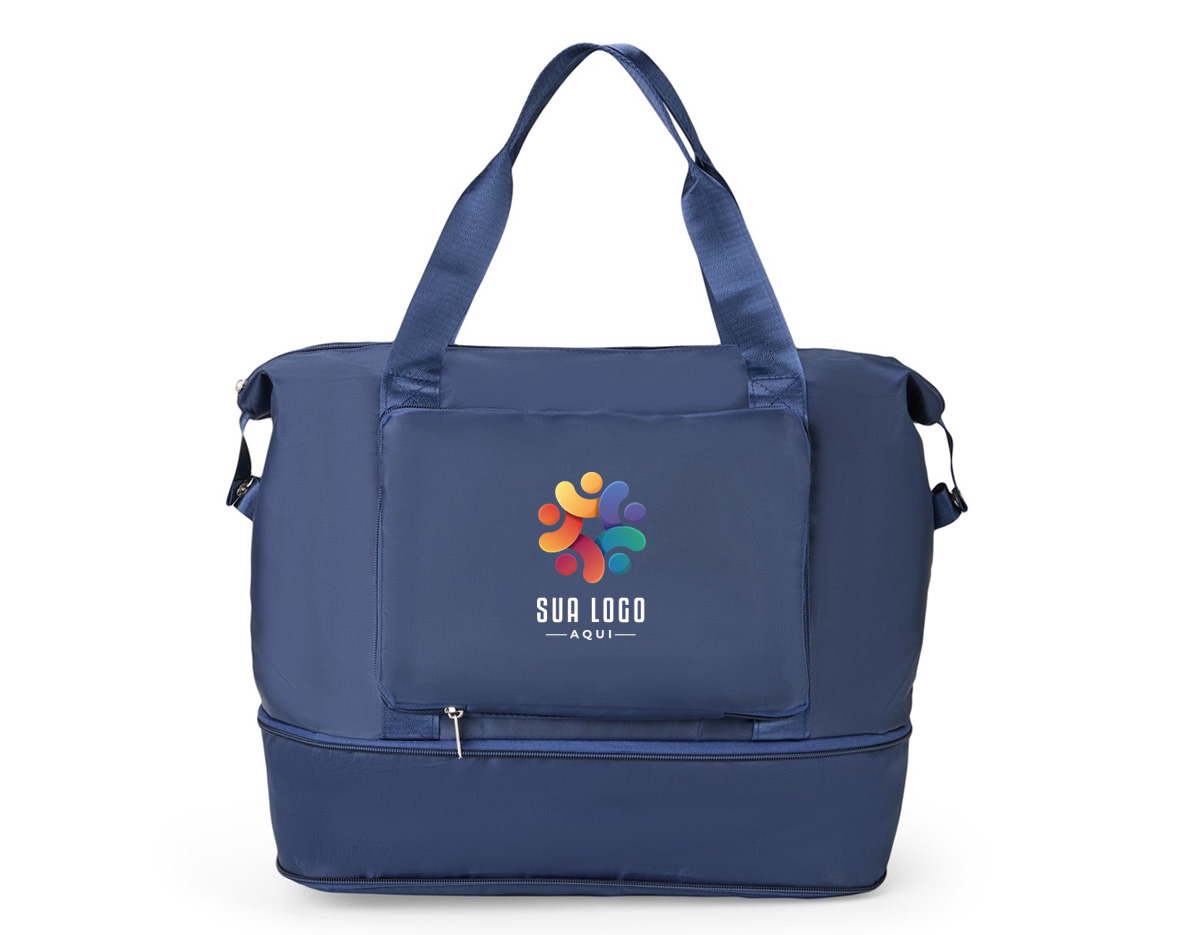 Uma bolsa que leva em conta as necessidades de quem espera por mais praticidade. Feita em poliéster impermeável e com capacidade máxima expansível em até 25 litros através do compartimento inferior fechada em zíper, é uma ótima opção para viagens de curta ou longa distância. Além do amplo espaço, ela conta com dois bolsos externos, incluindo um bolso com espaço para o encaixe de alças de malas de viagem e, com isso, é possível criar combinações práticas em deslocamentos. Ainda é possível dobrar a bolsa enquanto vazia para guarda-la em malas ou caixas. Acompanha duas alças transversais fixas.