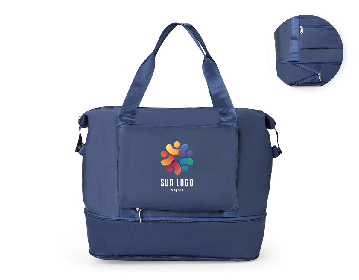 Uma bolsa que leva em conta as necessidades de quem espera por mais praticidade. Feita em poliéster impermeável e com capacidade máxima expansível em até 25 litros através do compartimento inferior fechada em zíper, é uma ótima opção para viagens de curta ou longa distância. Além do amplo espaço, ela conta com dois bolsos externos, incluindo um bolso com espaço para o encaixe de alças de malas de viagem e, com isso, é possível criar combinações práticas em deslocamentos. Ainda é possível dobrar a bolsa enquanto vazia para guarda-la em malas ou caixas. Acompanha duas alças transversais fixas.