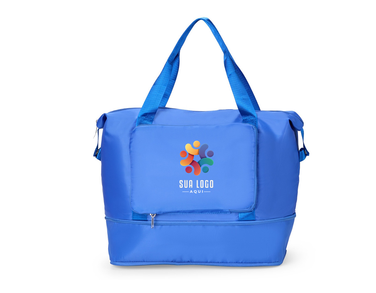 Uma bolsa que leva em conta as necessidades de quem espera por mais praticidade. Feita em poliéster impermeável e com capacidade máxima expansível em até 25 litros através do compartimento inferior fechada em zíper, é uma ótima opção para viagens de curta ou longa distância. Além do amplo espaço, ela conta com dois bolsos externos, incluindo um bolso com espaço para o encaixe de alças de malas de viagem e, com isso, é possível criar combinações práticas em deslocamentos. Ainda é possível dobrar a bolsa enquanto vazia para guarda-la em malas ou caixas. Acompanha duas alças transversais fixas.
