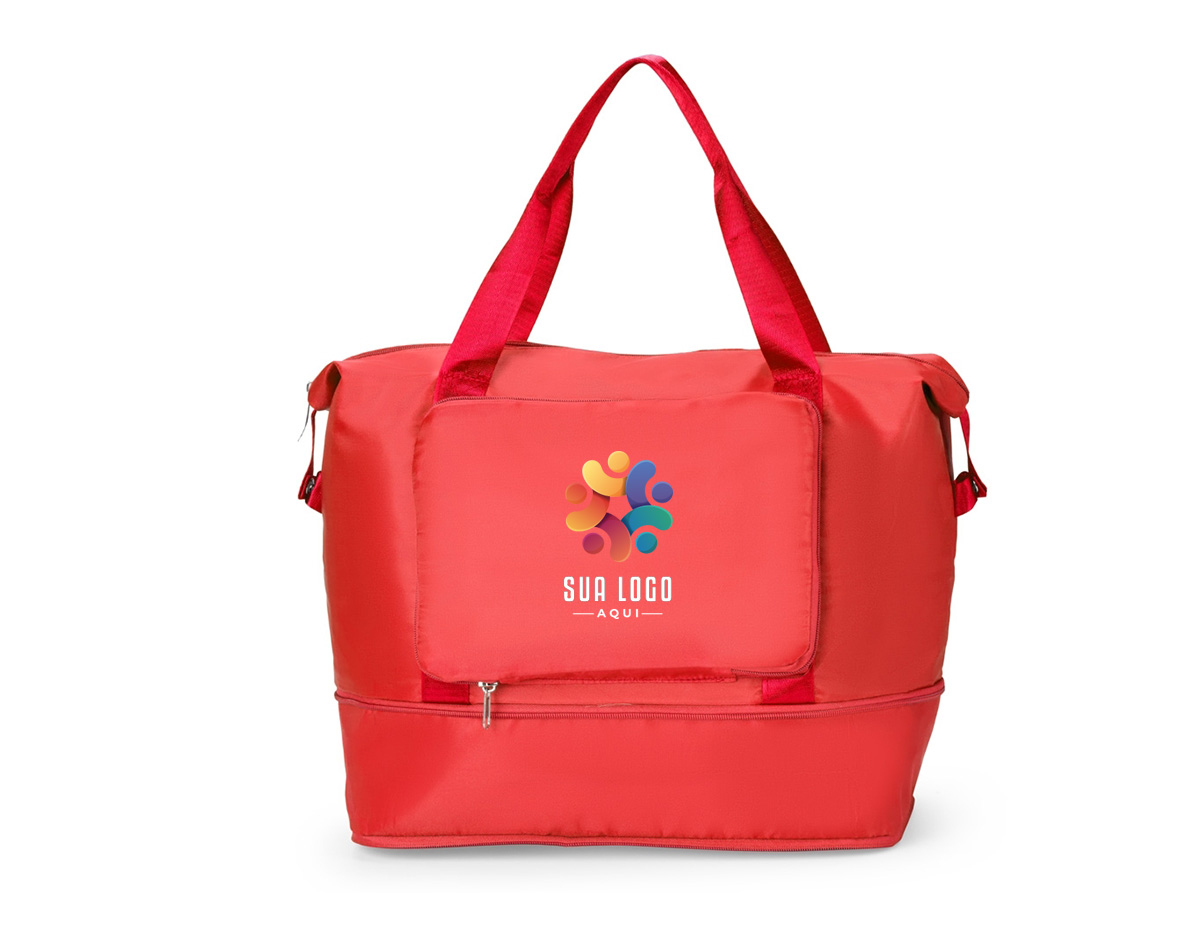 Uma bolsa que leva em conta as necessidades de quem espera por mais praticidade. Feita em poliéster impermeável e com capacidade máxima expansível em até 25 litros através do compartimento inferior fechada em zíper, é uma ótima opção para viagens de curta ou longa distância. Além do amplo espaço, ela conta com dois bolsos externos, incluindo um bolso com espaço para o encaixe de alças de malas de viagem e, com isso, é possível criar combinações práticas em deslocamentos. Ainda é possível dobrar a bolsa enquanto vazia para guarda-la em malas ou caixas. Acompanha duas alças transversais fixas.