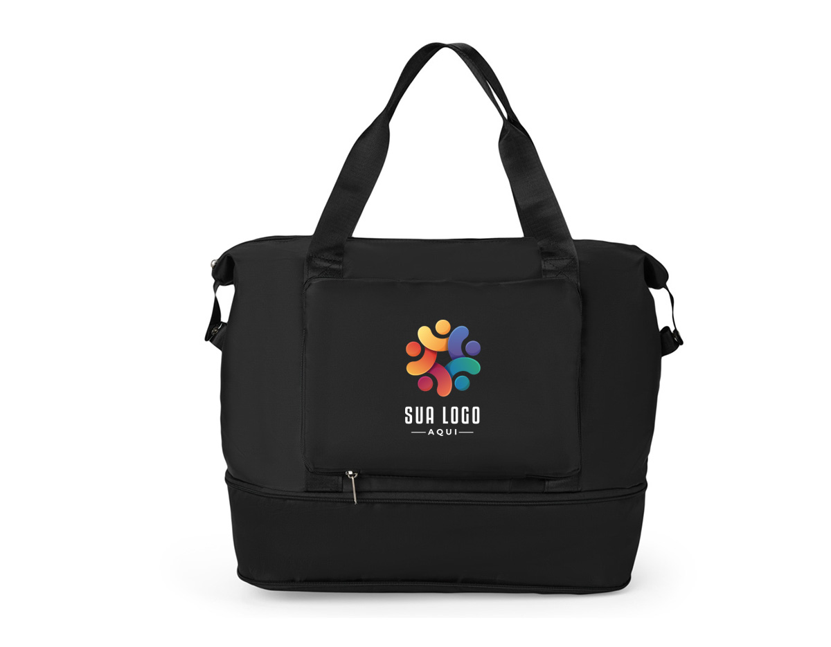 Uma bolsa que leva em conta as necessidades de quem espera por mais praticidade. Feita em poliéster impermeável e com capacidade máxima expansível em até 25 litros através do compartimento inferior fechada em zíper, é uma ótima opção para viagens de curta ou longa distância. Além do amplo espaço, ela conta com dois bolsos externos, incluindo um bolso com espaço para o encaixe de alças de malas de viagem e, com isso, é possível criar combinações práticas em deslocamentos. Ainda é possível dobrar a bolsa enquanto vazia para guarda-la em malas ou caixas. Acompanha duas alças transversais fixas.