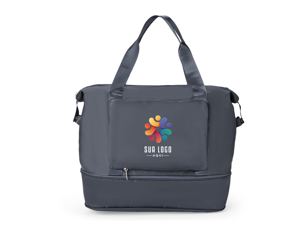 Uma bolsa que leva em conta as necessidades de quem espera por mais praticidade. Feita em poliéster impermeável e com capacidade máxima expansível em até 25 litros através do compartimento inferior fechada em zíper, é uma ótima opção para viagens de curta ou longa distância. Além do amplo espaço, ela conta com dois bolsos externos, incluindo um bolso com espaço para o encaixe de alças de malas de viagem e, com isso, é possível criar combinações práticas em deslocamentos. Ainda é possível dobrar a bolsa enquanto vazia para guarda-la em malas ou caixas. Acompanha duas alças transversais fixas.