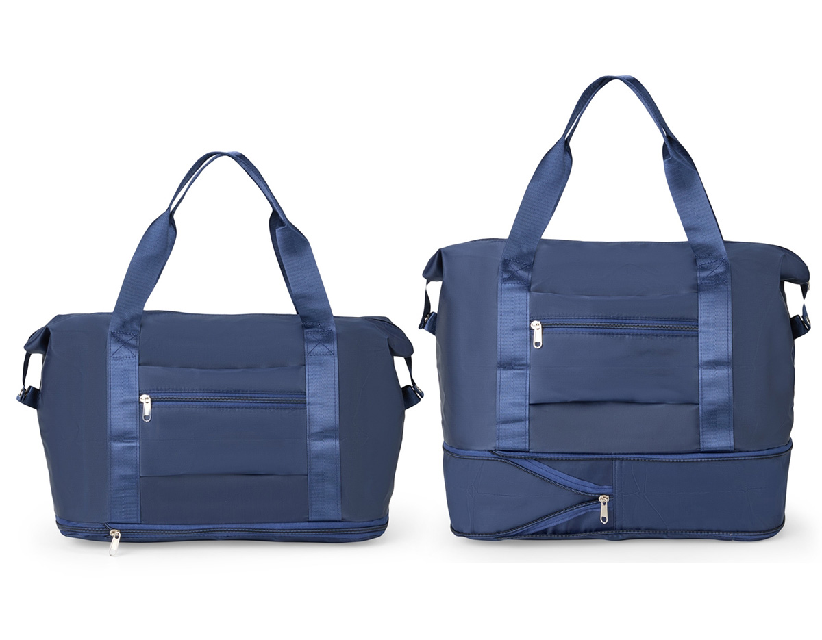 Uma bolsa que leva em conta as necessidades de quem espera por mais praticidade. Feita em poliéster impermeável e com capacidade máxima expansível em até 25 litros através do compartimento inferior fechada em zíper, é uma ótima opção para viagens de curta ou longa distância. Além do amplo espaço, ela conta com dois bolsos externos, incluindo um bolso com espaço para o encaixe de alças de malas de viagem e, com isso, é possível criar combinações práticas em deslocamentos. Ainda é possível dobrar a bolsa enquanto vazia para guarda-la em malas ou caixas. Acompanha duas alças transversais fixas.