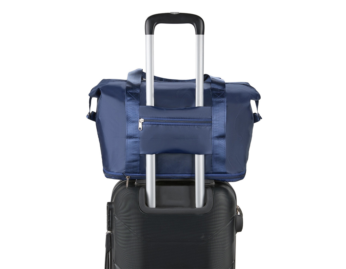 Uma bolsa que leva em conta as necessidades de quem espera por mais praticidade. Feita em poliéster impermeável e com capacidade máxima expansível em até 25 litros através do compartimento inferior fechada em zíper, é uma ótima opção para viagens de curta ou longa distância. Além do amplo espaço, ela conta com dois bolsos externos, incluindo um bolso com espaço para o encaixe de alças de malas de viagem e, com isso, é possível criar combinações práticas em deslocamentos. Ainda é possível dobrar a bolsa enquanto vazia para guarda-la em malas ou caixas. Acompanha duas alças transversais fixas.
