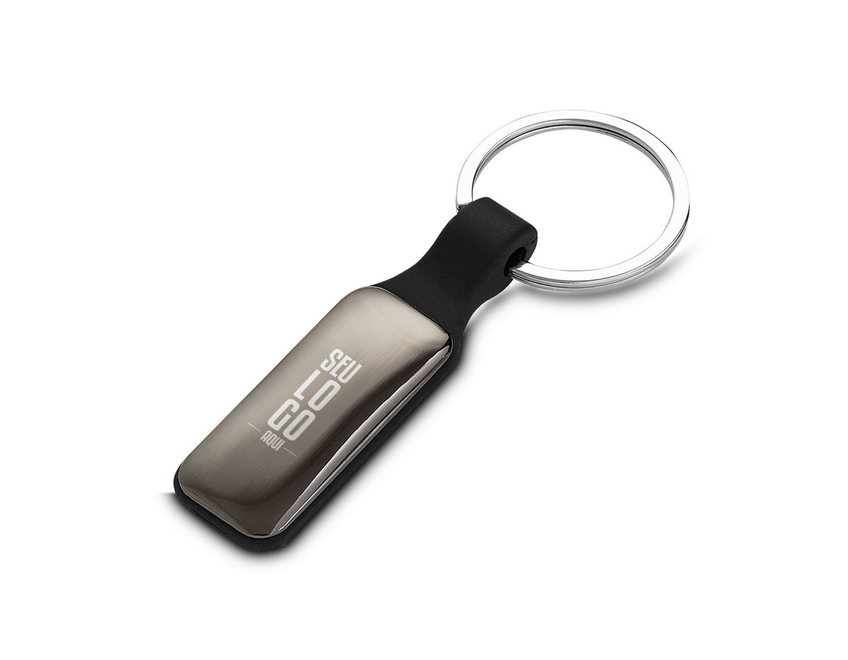 Chaveiro produzido em liga de zinco e ferro, materiais que garantem resistência e durabilidade. Possui acabamento com detalhe emborrachado, que agrega um toque moderno e diferenciado ao design. Ideal para uso diário, brindes corporativos ou ações promocionais, une funcionalidade e estilo em um só produto.