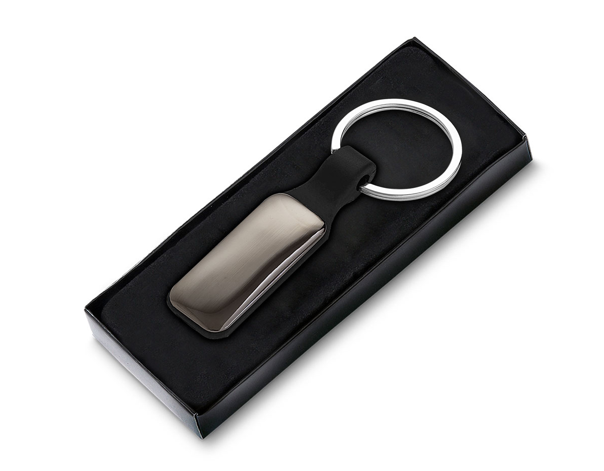 Chaveiro produzido em liga de zinco e ferro, materiais que garantem resistência e durabilidade. Possui acabamento com detalhe emborrachado, que agrega um toque moderno e diferenciado ao design. Ideal para uso diário, brindes corporativos ou ações promocionais, une funcionalidade e estilo em um só produto.