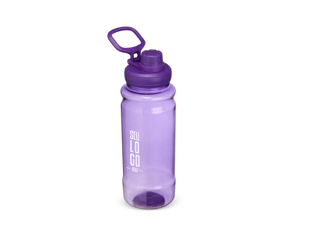 Uma garrafa plástica para deixar a sua rotina de hidratação mais ágil. Com capacidade máxima de 800ml, a garrafa possui design ergonômico para tornar seu uso ainda mais agradável. Também possui uma tampa de plástico rosqueável com uma proteção adicional ao bocal para uma camada extra de higiene. Além disso, ela conta com uma alça flexível para facilitar seu transporte.