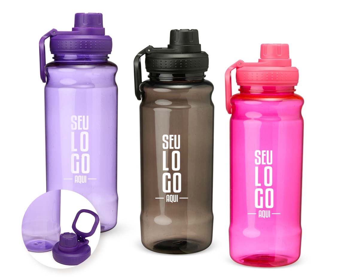 Uma garrafa plástica para deixar a sua rotina de hidratação mais ágil. Com capacidade máxima de 800ml, a garrafa possui design ergonômico para tornar seu uso ainda mais agradável. Também possui uma tampa de plástico rosqueável com uma proteção adicional ao bocal para uma camada extra de higiene. Além disso, ela conta com uma alça flexível para facilitar seu transporte.