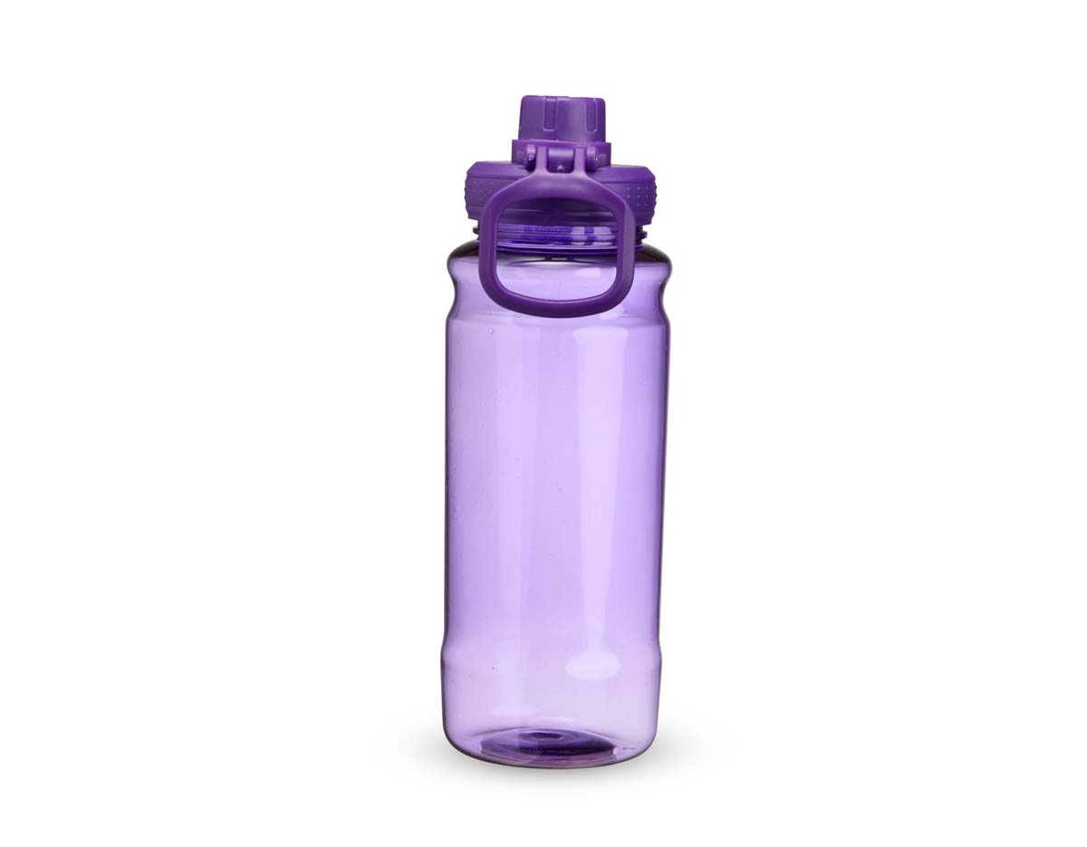 Uma garrafa plástica para deixar a sua rotina de hidratação mais ágil. Com capacidade máxima de 800ml, a garrafa possui design ergonômico para tornar seu uso ainda mais agradável. Também possui uma tampa de plástico rosqueável com uma proteção adicional ao bocal para uma camada extra de higiene. Além disso, ela conta com uma alça flexível para facilitar seu transporte.