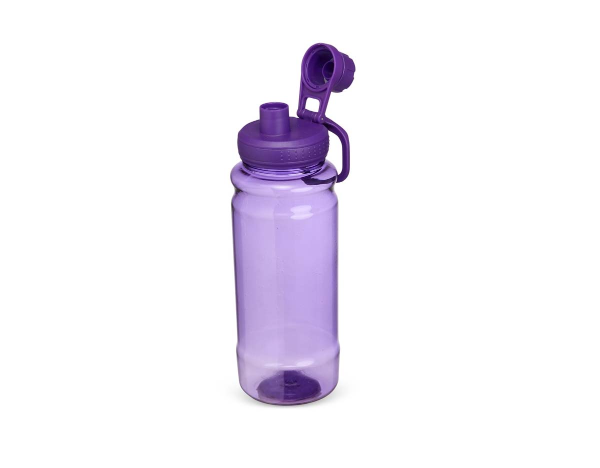 Uma garrafa plástica para deixar a sua rotina de hidratação mais ágil. Com capacidade máxima de 800ml, a garrafa possui design ergonômico para tornar seu uso ainda mais agradável. Também possui uma tampa de plástico rosqueável com uma proteção adicional ao bocal para uma camada extra de higiene. Além disso, ela conta com uma alça flexível para facilitar seu transporte.