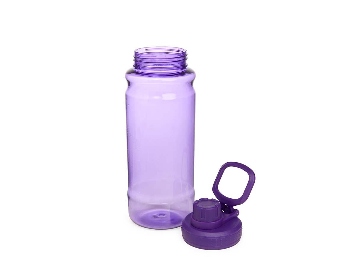 Uma garrafa plástica para deixar a sua rotina de hidratação mais ágil. Com capacidade máxima de 800ml, a garrafa possui design ergonômico para tornar seu uso ainda mais agradável. Também possui uma tampa de plástico rosqueável com uma proteção adicional ao bocal para uma camada extra de higiene. Além disso, ela conta com uma alça flexível para facilitar seu transporte.