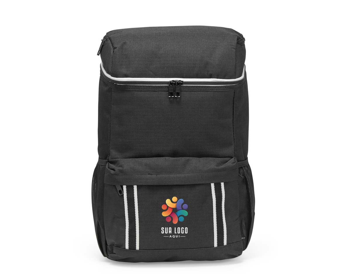 Mochila térmica com capacidade de 18?L, ideal para manter alimentos e bebidas frescos por mais tempo. Feita em poliéster impermeável e revestimento interno em PEVA atóxico, possui bolso superior de 1,5?L também térmico, bolso frontal para utensílios e dois bolsos laterais em tela.